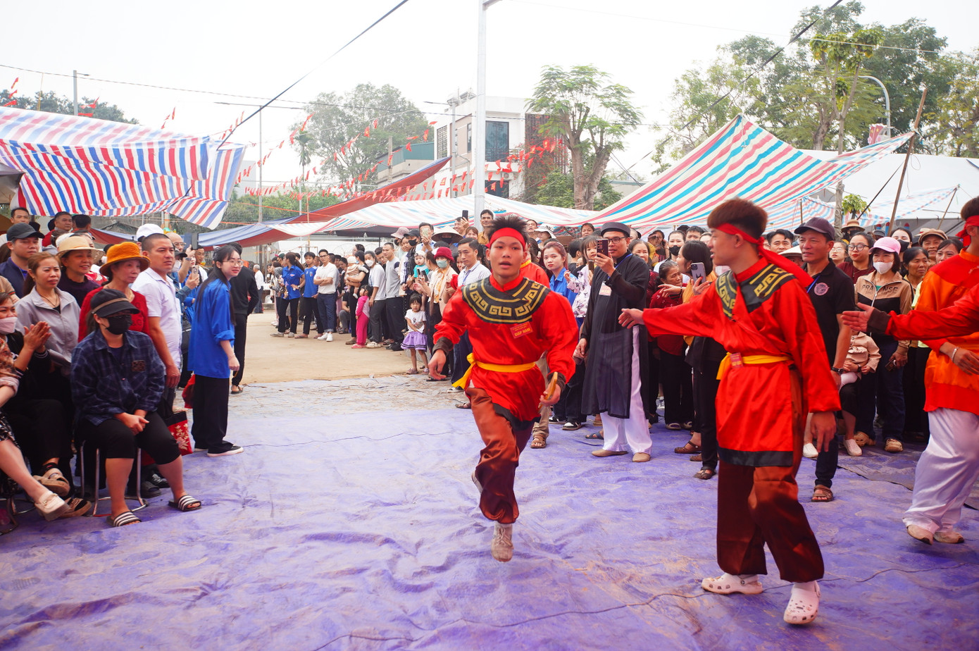 4 đội thi của lễ hội là 4 giáo: đông - tây - nam - bắc. Phần thi đầu tiên là thi chạy thẻ. Mỗi giáp cử một thanh niên khỏe mạnh chạy đến một ngôi miếu cách đình một cây số, qua những thửa ruộng mấp mô để lấy thẻ về nộp cho Ban giám khảo.