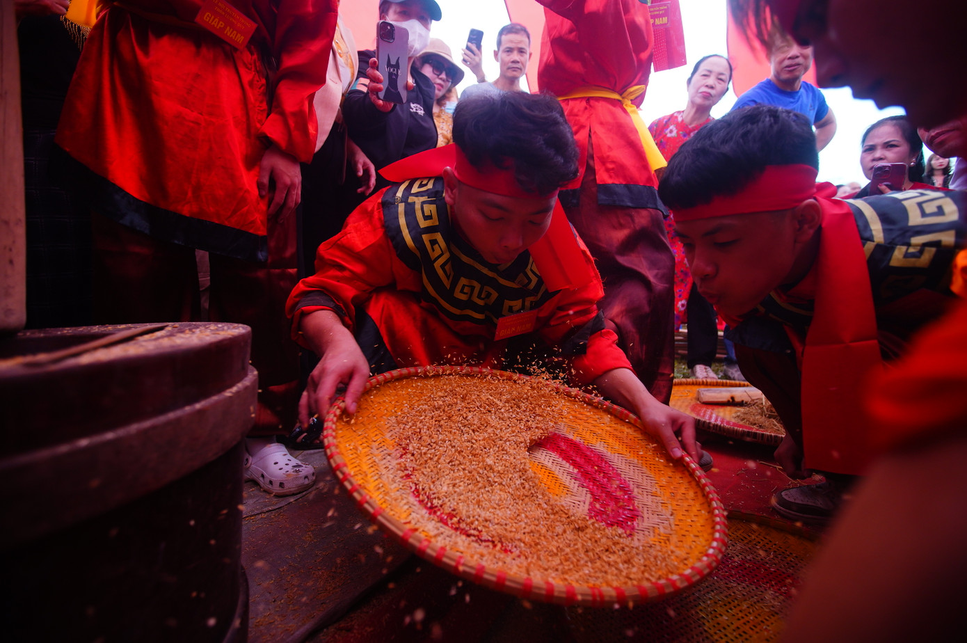 Sau đó thóc được trai làng sàng kỹ. Gạo nộp trước và gạo sạch, không nát sẽ được điểm cao.