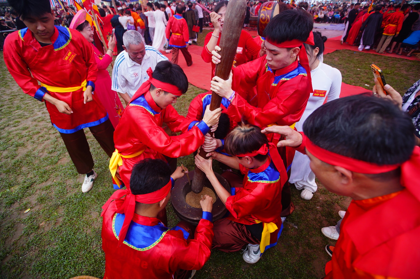 Tiếp đến là phần thi xay thóc giã gạo. Mỗi giáp cử bốn trai đinh thi giã thóc trong một cối nhỏ, làm sao để thóc không bị vãi bắn ra ngoài