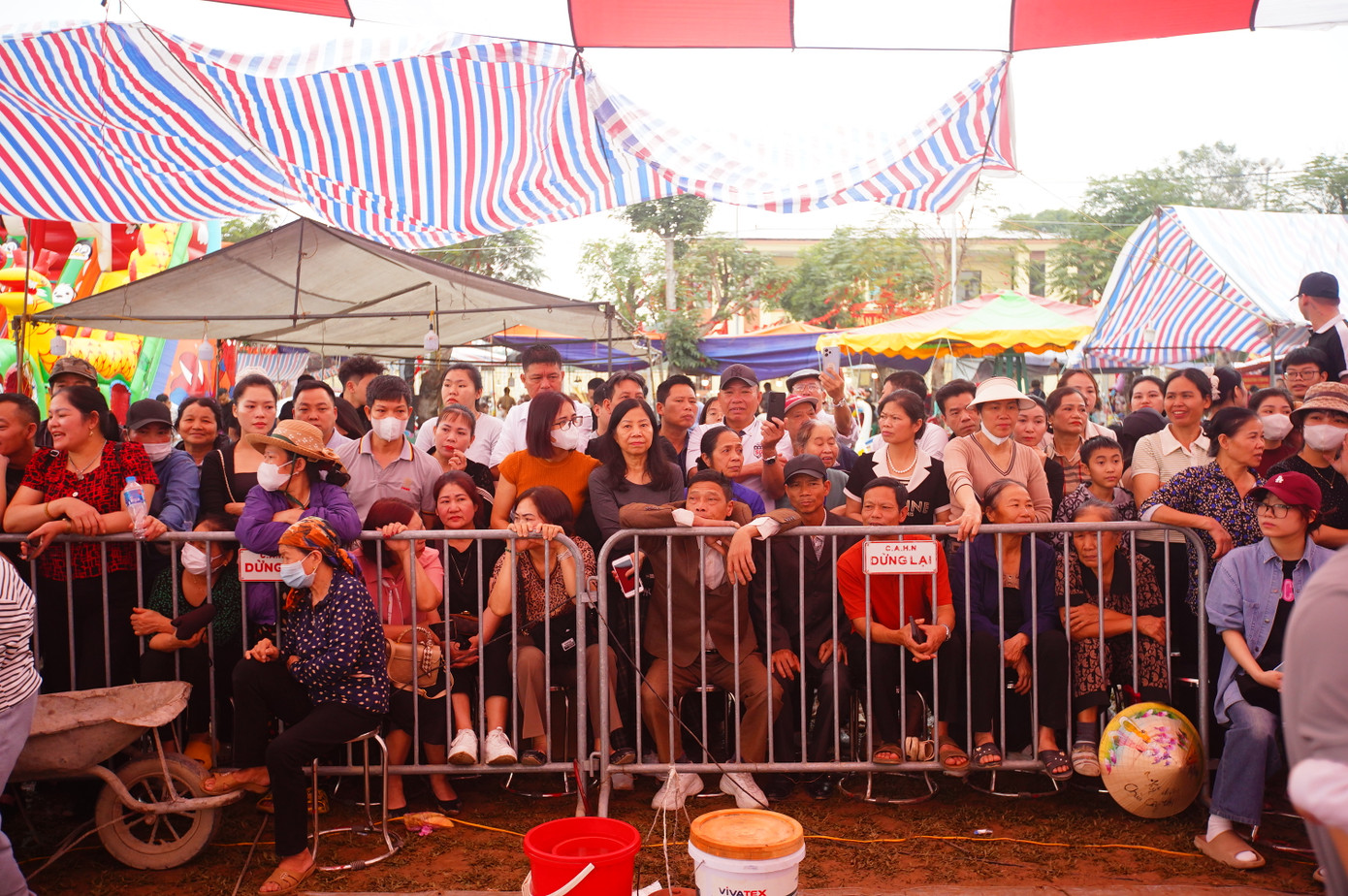 Lễ hội thu hút đông đảo người dân và du khách thập phương đến tham dự.