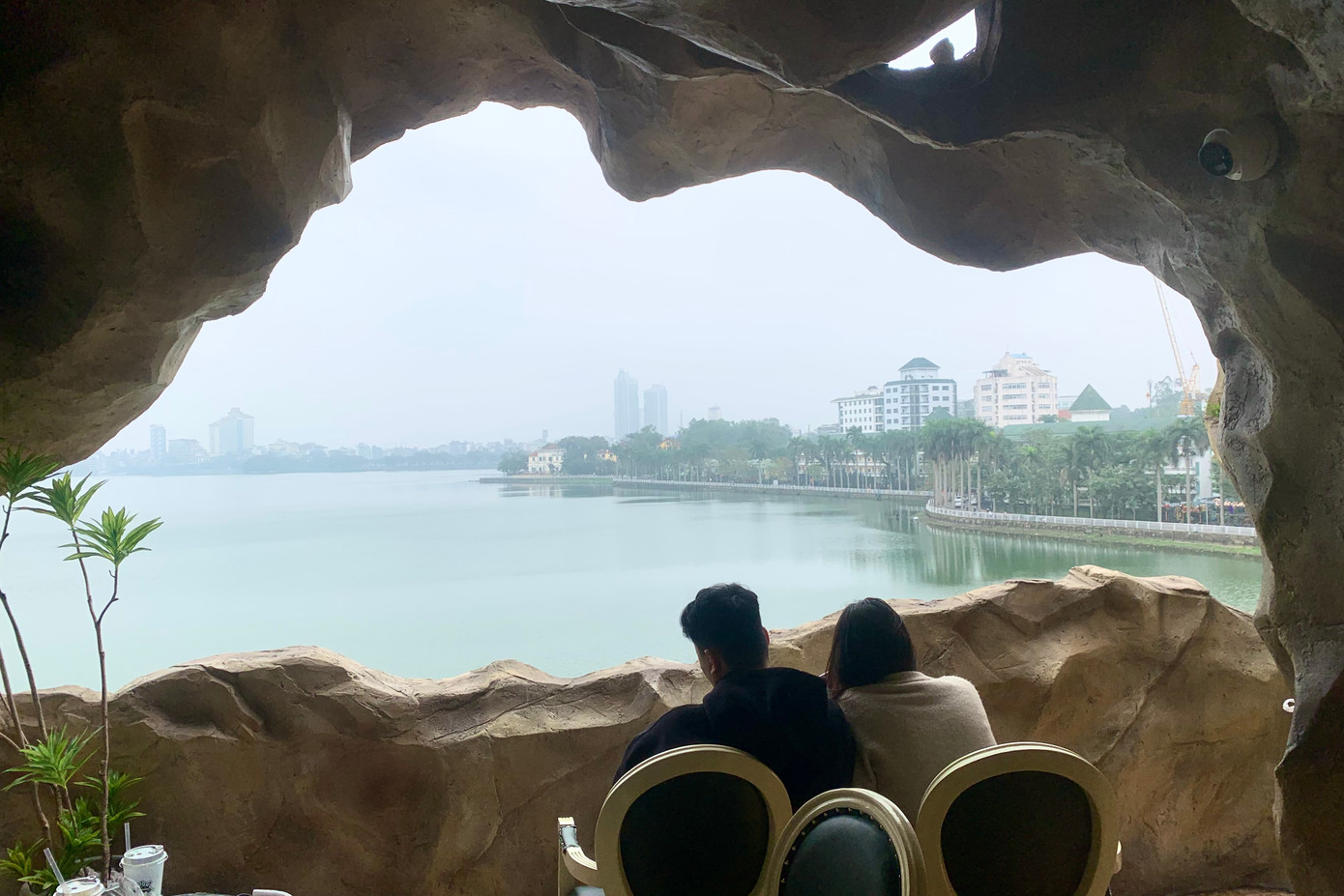 &quot;Được biết đến quán qua mạng xã hội nên tôi đã tìm đến quán để trải nghiệm ngay. Cảm giác khi đi vào quán rất thú vị, tôi đã lên ngay tầng trên cùng để có thể ngồi ở vị trí có thể ngắm nhìn hồ Tây một cách thoải mái&quot;, chị Huyền My (Long Biên) chia sẻ.