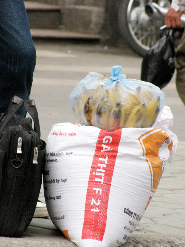 Tải gạo, nải chuối mang đi vẫn chưa dùng hết lại mang về. Tải gạo, nải chuối mang đi vẫn chưa dùng hết lại mang về