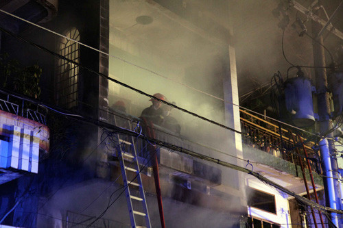 Khói trong nhà vẫn bốc nghi ngút sau khi đám cháy được dập tắt