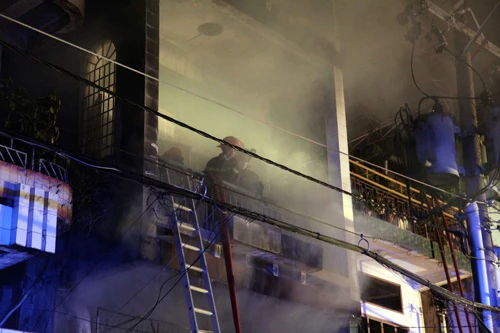 Khói trong nhà vẫn bốc nghi ngút sau khi đám cháy được dập tắt