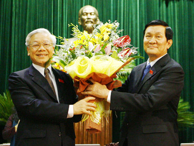 Tổng Bí thư Nguyễn Phú Trọng tặng hoa chúc mừng Chủ tịch nước Trương Tấn Sang Ảnh: Hồng Vĩnh