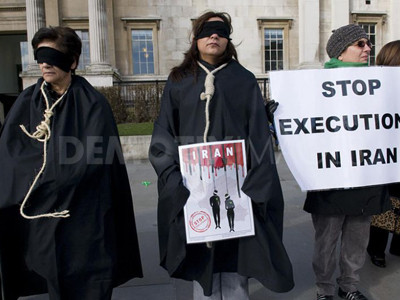 Người dân Anh biểu tình phản đối việc thi hành án tử hình bằng hình thức treo cổ ở Iran. Ảnh: Demotix