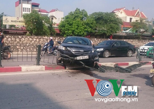 BẢN TIN ATGT: Va chạm liền với 2 xe tải, một phụ nữ chết thảm ảnh 2