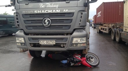 BẢN TIN ATGT: Va chạm liền với 2 xe tải, một phụ nữ chết thảm ảnh 6