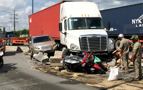 BẢN TIN ATGT: Va chạm liền với 2 xe tải, một phụ nữ chết thảm ảnh 1