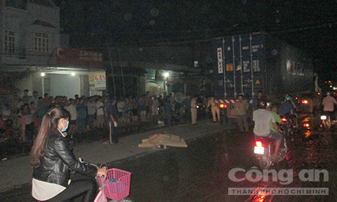 BẢN TIN ATGT: Va chạm liền với 2 xe tải, một phụ nữ chết thảm ảnh 5