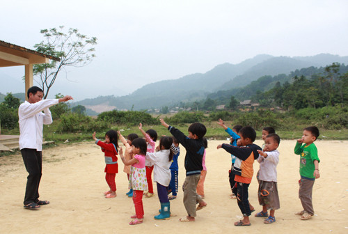 Thầy Sinh gắn bó với nghề dạy trẻ mầm non 19 năm nay