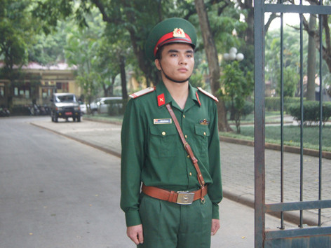 Chiến sĩ Trần Thế Thanh đứng gác trước nhà Đại tướng ở phố Hoàng Diệu, chiều 5/10