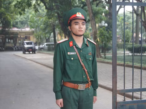 Chiến sĩ Trần Thế Thanh đứng gác trước nhà Đại tướng ở phố Hoàng Diệu, chiều 5/10