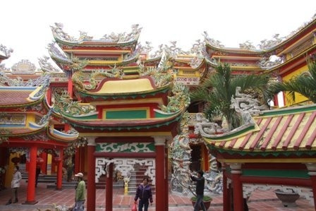 Hoành tráng và rực rỡ ngày chính diện ra vào