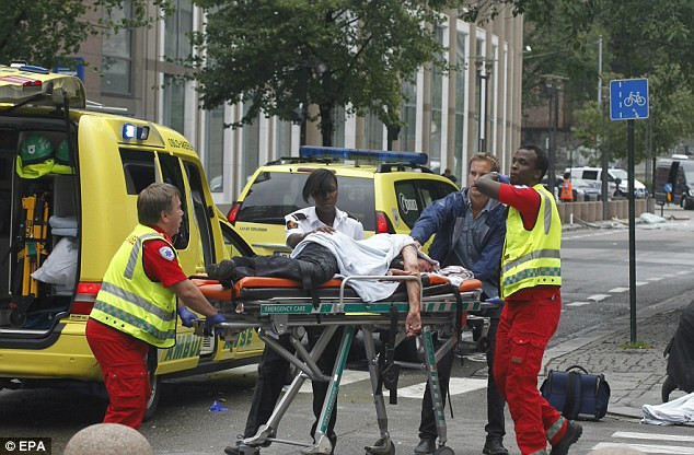 Lực lượng cứu thương, cứu hỏa, nhân viên cứu hộ đã ngay lập tức đến hiện trường để giải cứu các nạn nhân