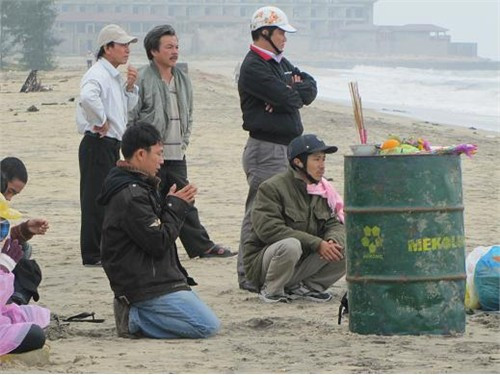 Nhiều bàn thờ đã được lập, người thân của nạn nhân đang cầu khấn để hi vọng xác có thể nổi lên. Nhiều bàn thờ đã được lập, người thân của nạn nhân đang cầu khấn để hi vọng xác có thể nổi lên