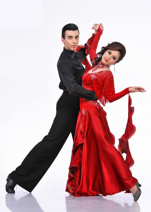 Người đẹp Vũ Thu Phương hứa hẹn sẽ có những vũ điệu sôi động với bạn nhảy Tihomir Romanov Gavrilov Cặp bạn nhảy Huy Khánh - Tsveta Krasimirova Tsocheva Nữ ca sỹ Thủy Tiên và bạn nhảy Petyo Dimitrov Toyanov Người đẹp Kim Hiền và bạn nhảy Daniel Nikolov Denev Nguyên Vũ liệu có nhận được nhiều đề cử của các khán giả trẻ trên sàn khiêu vũ? Anh Khoa và bạn nhảy Iva Ludmilova Grigorova Hứa Vĩ Văn sẽ thử tài khiêu vũ bên cạnh Anna Nikolaeva Sidova Đại Nghĩa và "đối tác" Valeriya Nikolaeva Bozukova sẽ vào cuộc ở "Bước nhảy hoàn vũ 2011" Nữ ca sỹ Thu Minh được đánh giá là một ứng cử viên nặng ký ở cuộc thi năm nay Diễn viên Thanh Thúy