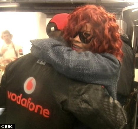 Rihanna trò chuyện và ôm hôn Lewis Hamilton thắm thiết