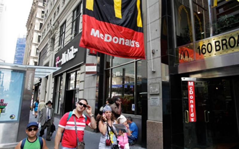 Góc phố Broadway ở vùng hạ Manhattan ngày 11-9-2001 và bây giờ. Đại lộ Broadway ở vùng hạ Manhattan ngày 11-9-2001 và bây giờ