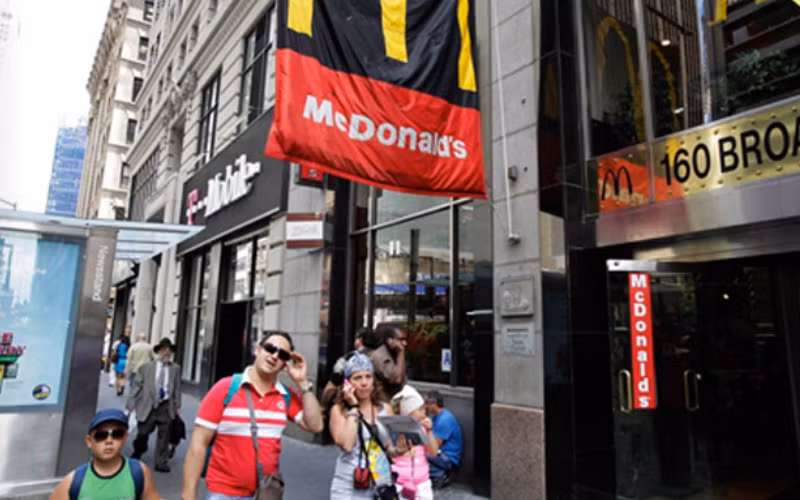 Đại lộ Broadway ở vùng hạ Manhattan ngày 11-9-2001 và bây giờ