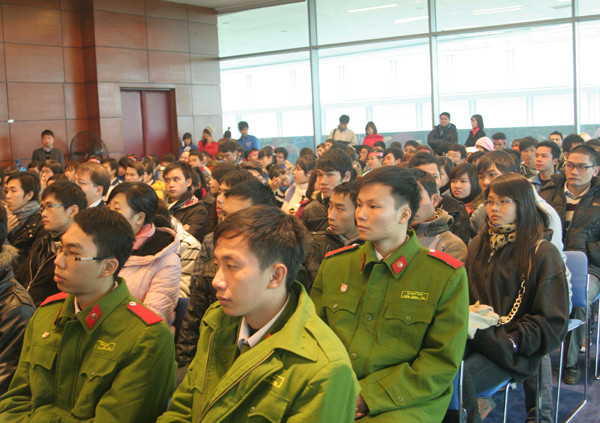 Đông đảo các bạn thanh niên sinh viên đến từ các trường đại học, cao đẳng tham dự buổi giao lưu ý nghĩa này