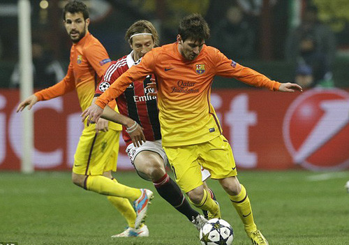 Messi bị các cầu thủ Milan bắt chết hoàn toàn
