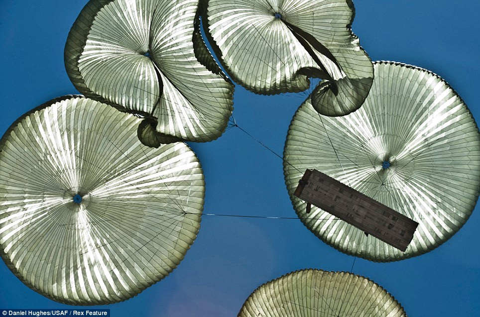 Hình ảnh một phi đội bay của không quân Mỹ thực hiện thao tác nhảy dù ở căn cứ không quân Nevada