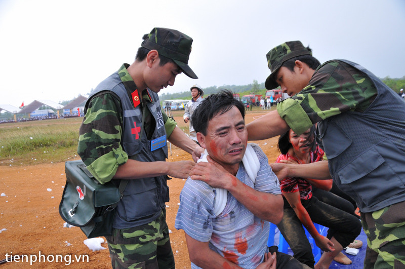 Các nạn nhân được lực lượng quân y sơ cứu tại chỗ