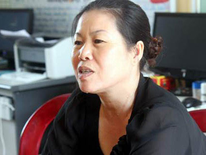 Hiệu trưởng Nguyễn Thị Thiếp khẳng định, việc xử lý vi phạm cô giáo Hương có sự tham vấn của cấp trên và hiện tại trường không có nhu cầu ký hợp đồng lao động với cô giáo này. Hiệu trưởng Nguyễn Thị Thiếp khẳng định, việc xử lý vi phạm cô giáo Hương có sự tham vấn của cấp trên và hiện tại trường không có nhu cầu ký hợp đồng lao động với cô giáo này