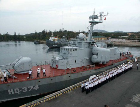 Tàu trang bị pháo hạm Ak-176 76mm được dùng để tấn công tiêu diệt mọi mục tiêu trên biển, pháo kích mục tiêu mặt đất, yểm trợ chiến dịch đổ bộ đánh chiếm bờ biển. Thậm chí, pháo 76mm có thể bắn hạ các tên lửa hành trình chống tàu bay thấp. Pháo Ak-176 bắn loại đạn nặng 12,4 kg, tốc độ bắn 120 phát/phút, tầm bắn tối đa 15,5 km