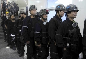 Các công nhân hầm mỏ Trung Quốc. Ảnh: AP