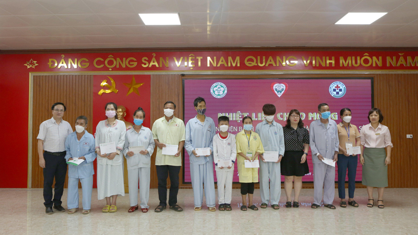 Trao quà cho bệnh nhân của TTYT Tân Sơn Trao quà cho bệnh nhân của TTYT Tân Sơn