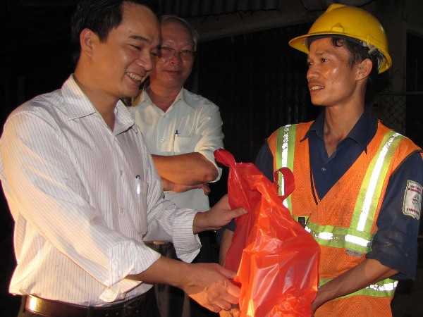 Bí thư Tỉnh Đoàn TT-Huế Nguyễn Chí Quang trao quà cho công nhân môi trường Huế đêm giao thừa Quý Tỵ 2013. Ảnh: Ngọc Văn. Bí thư Tỉnh Đoàn TT-Huế Nguyễn Chí Quang trao quà cho công nhân môi trường Huế đêm giao thừa Quý Tỵ 2013. Ảnh: Ngọc Văn