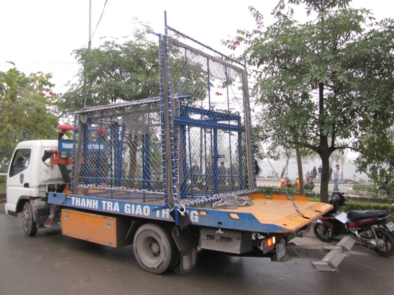 Lồng sắt dùng để luồn túi lưới chứa cụ rùa vào được vận chuyển tới. Lồng sắt dùng để luồn túi lưới chứa cụ rùa vào được vận chuyển tới