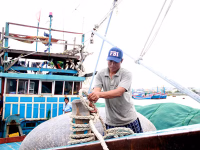 Ngư dân chới với trước chi phí nhiên liệu. Ảnh: NGUYỄN HUY