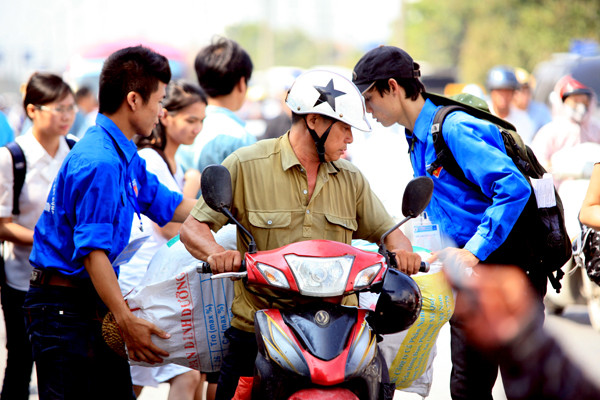 Sinh viên tình nguyện hộ tống thí sinh đưa lương thực thực phẩm lên xe