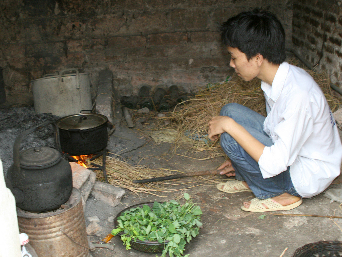 Thủ khoa Khánh đang nấu cơm. Ảnh: Minh Đức