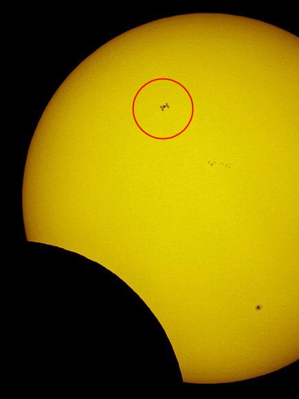 Bạn có thắc mắc khi nhìn thấy vật thể bé bé được khoanh tròn đỏ kia không? Đó chính là Trạm không gian quốc tế (ISS) hoành tráng đấy. Bức ảnh này được chụp vào lúc xảy ra hiện tượng nhật thực một phần vào 4/1vừa rồi. Lúc chụp ảnh, trạm ISS cách Trái đất khoảng 500 km, trong khi Mặt trời cách Trái đất đến 150 triệu km. Mặc dù không tối tân bằng kính viễn vọng Hubble của NASA nhưng chiếc kính viễn vọng vũ trụ của Herschel thuộc Cơ quan vũ trụ châu Âu đã ghi lại được một trong những hình ảnh rõ nét nhất về thiên hà Andromeda. Thiên hà Andromeda trong ảnh trong giống một cơn lốc xoáy lửa đỏ rực. Cũng là một tác phẩm của cơ quan vũ trụ Châu Âu nhưng lần này là hình ảnh đến từ chiếc kính viễn vọng Southern Observatory. Hằng hà sa số những đốm sáng rực rỡ trong bức ảnh là tinh vân Lagoon, cách Trái đất của chúng ta khoảng 5.000 năm ánh sáng. Những lớp bụi khí màu xanh thoát ra từ tinh vân Lagoon làm sáng rực một vùng của dải thiên hà. Có khá nhiều ngôi sao mới được "khai sinh" tại tinh vân này trong 5 năm vừa qua. Vẫn là hiện tượng thiên văn tâm điểm trong tuần qua là nhật thực một phần nhưng thời điểm khói bốc lên từ một ống khói trên ngôi nhà ở vùng Novosibirisk nước Nga đã tạo nên một sự sắp đặt thú vị. Chắc hẳn nhật thực từ góc nhìn này đã mờ ảo càng trở nên huyền bí hơn khi có sự tham gia của khói. Những nhánh màu xanh trông giống như mạch máu là hình ảnh thủy triều đang tràn vào những con sông nhỏ trên hòn đào của Bahamas. Hình ảnh này được chụp từ Trạm không gian quốc tế (ISS). Chưa bao giờ hình ảnh về cực nam của sao Hoa lại trở nên rõ ràng đến từng đường vân như thế này. Đây là hình ảnh được tàu thăm dò Mars Reconnaissance Orbiter của NASA chụp lại được. Những vệt màu xanh chính là khí CO2 bốc hơi từ băng. (Gần đây các nhà khoa học đã phát hiện trên sao Hỏa có sự tồn tại của băng).