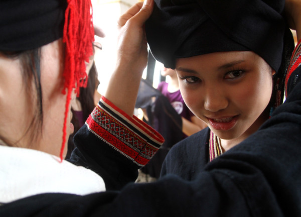 Được chị bán hàng hướng dẫn quấn chiếc khăn đội đầu