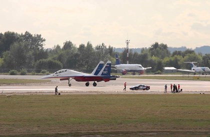 Video 'tiêm kích Su-30 đua với siêu xe Ferrari' hot nhất tuần qua ảnh 3