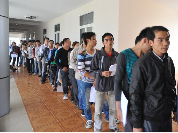 Xếp hàng đăng ký mua vé như thời bao cấp