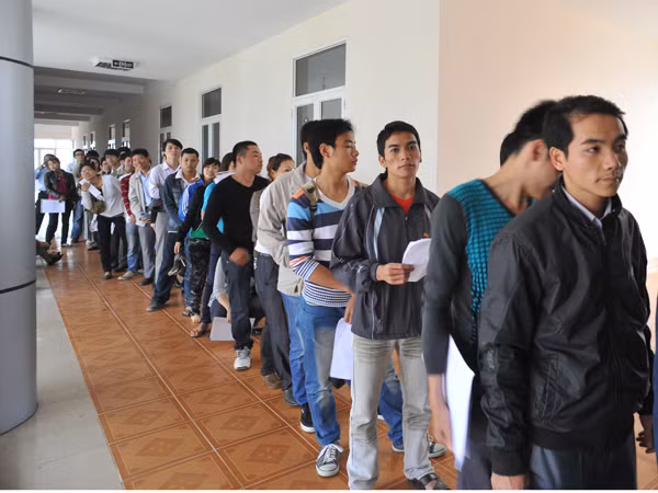 Xếp hàng đăng ký mua vé như thời bao cấp