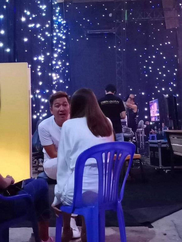 Hình ảnh Trường Giang - Nhã Phương nắm tay trong hậu trường gây ‘sốt’ ảnh 1