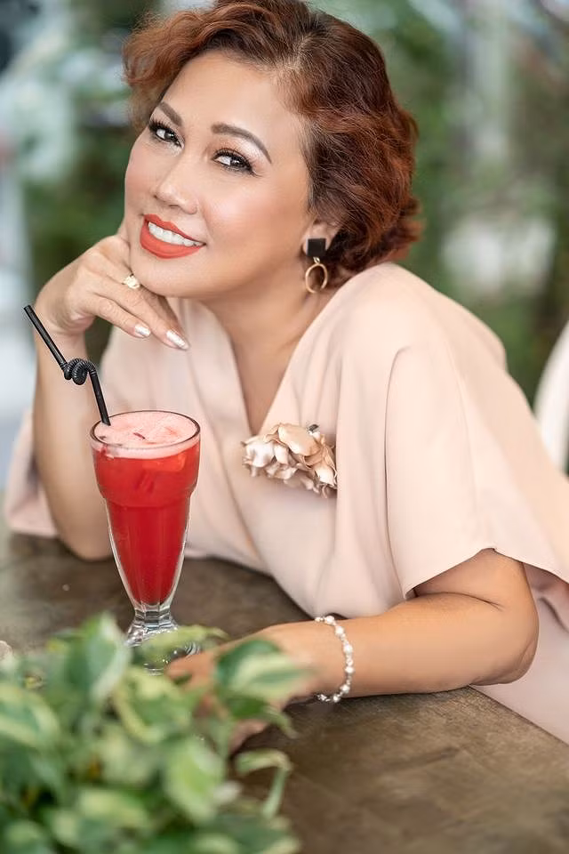 Showbiz 10/8: Phản ứng của Trấn Thành khi thấy Hari Won mặc bikini ảnh 2