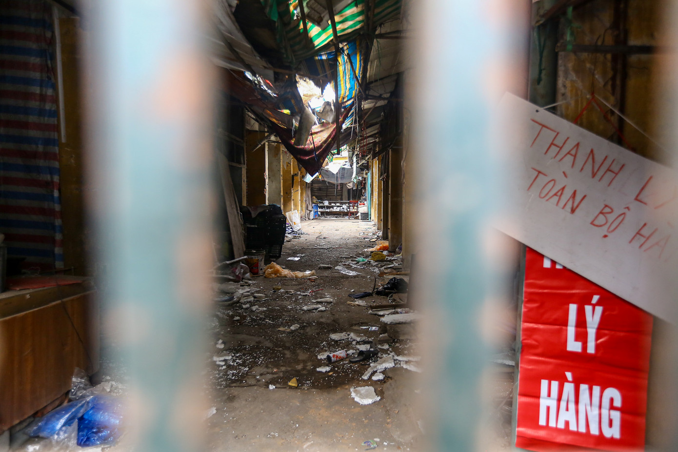 Khu chợ Mai Động hoạt động từ giữa những năm 90 thế kỷ trước, với hơn 300 tiểu thương giờ tan hoang như sau cơn bão... Khu chợ Mai Động hoạt động từ giữa những năm 90 thế kỷ trước, với hơn 300 tiểu thương giờ tan hoang như sau cơn bão...