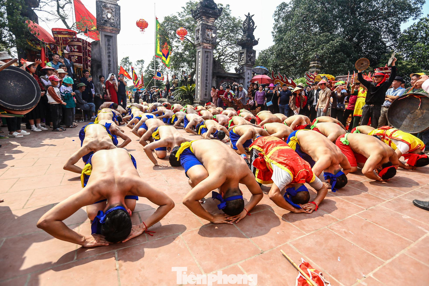 Tham gia vật lầu là 72 tráng đinh trong thôn, được chia làm 2 đội làng Thượng và làng Hạ với trang phục đỏ và xanh. Trước khi bước vào hội vật, các tráng đinh tiến hành dâng lễ thánh và tế lầu tại đình làng.