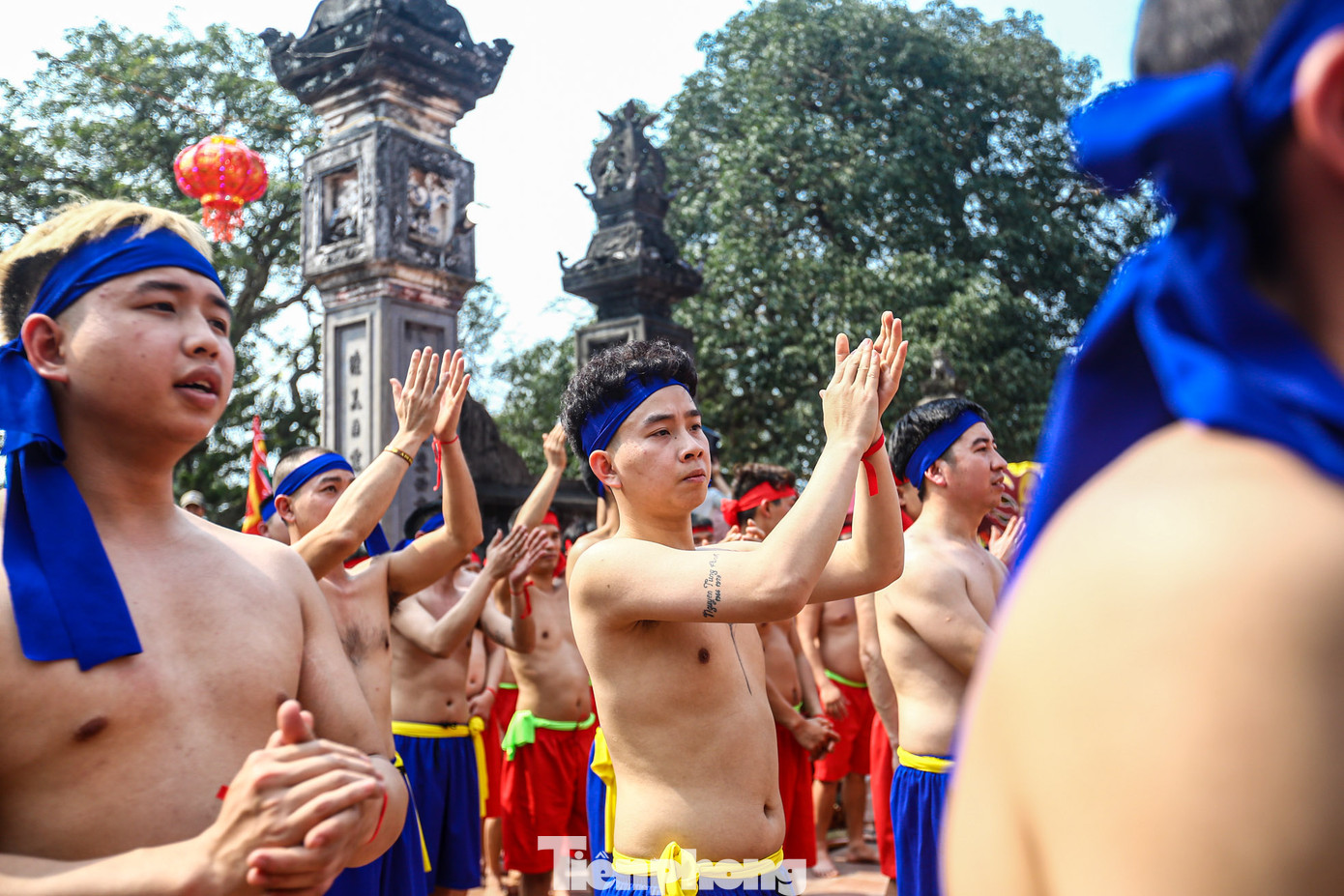 Tham gia vật lầu là 72 tráng đinh trong thôn, được chia làm 2 đội làng Thượng và làng Hạ với trang phục đỏ và xanh. Trước khi bước vào hội vật, các tráng đinh tiến hành dâng lễ thánh và tế lầu tại đình làng.