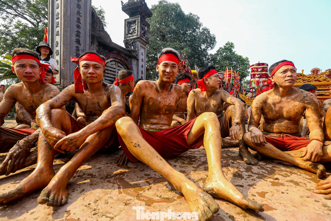 Dù mệt và khá lạnh nhưng các "lầu thủ" vẫn rất vui. "Tôi rất tự hào khi sinh ra và lớn lên ở làng Quan Xuyên, tôi đã tham gia vật lầu 7 lần và đây là lần thứ 3 tôi là đội trưởng. Tôi rất mong muốn duy trì bản sắc văn hóa của quê hương tôi bền vững mãi mãi. Tôi mong các đội lớp trẻ luôn luôn giữ gìn bản sắc dân tộc", anh Nguyễn Văn Mạnh (huyện Khoái Châu, Hưng Yên) chia sẻ.