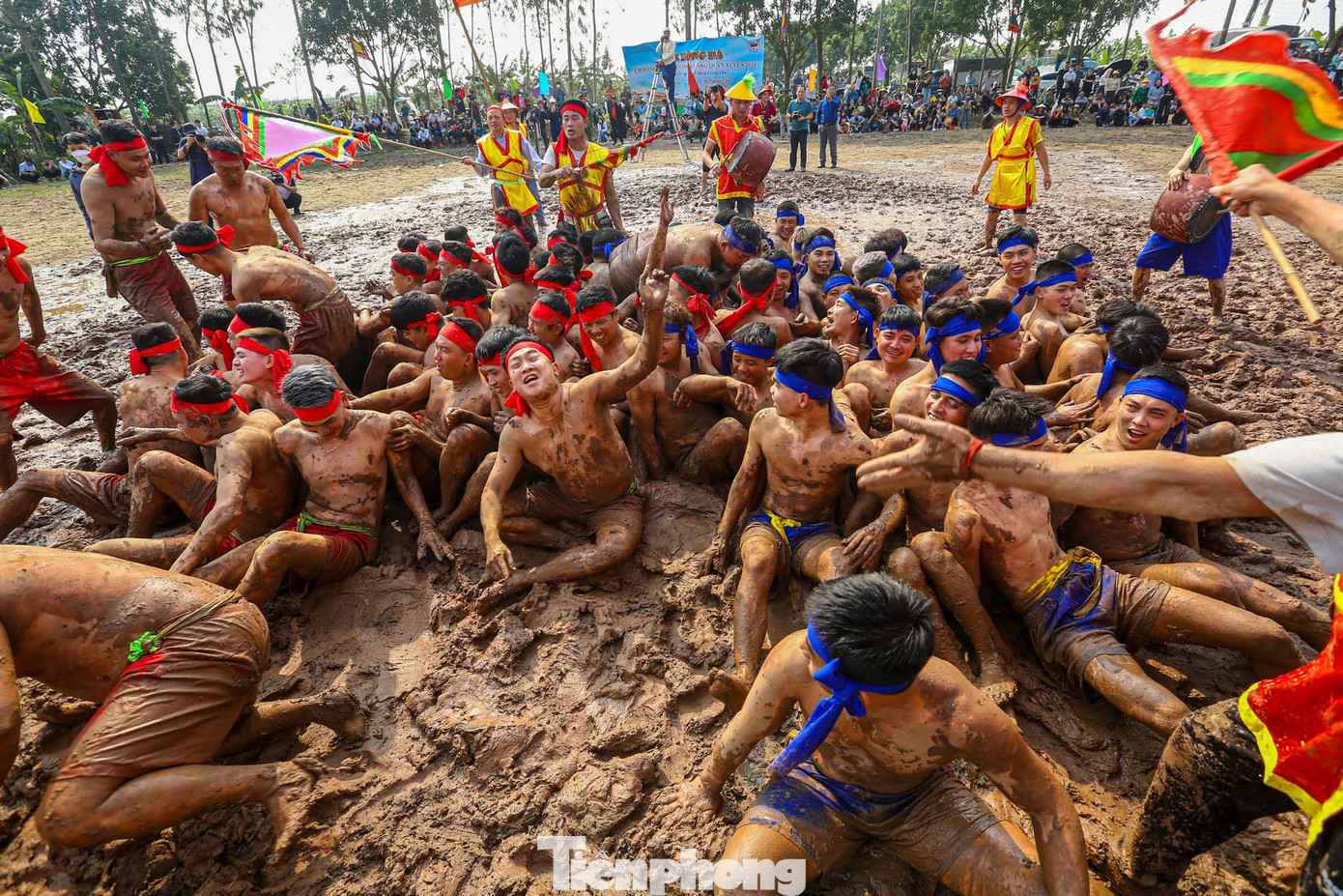 Đội bên kia cũng dùng lưng cố gắng ngăn lại .