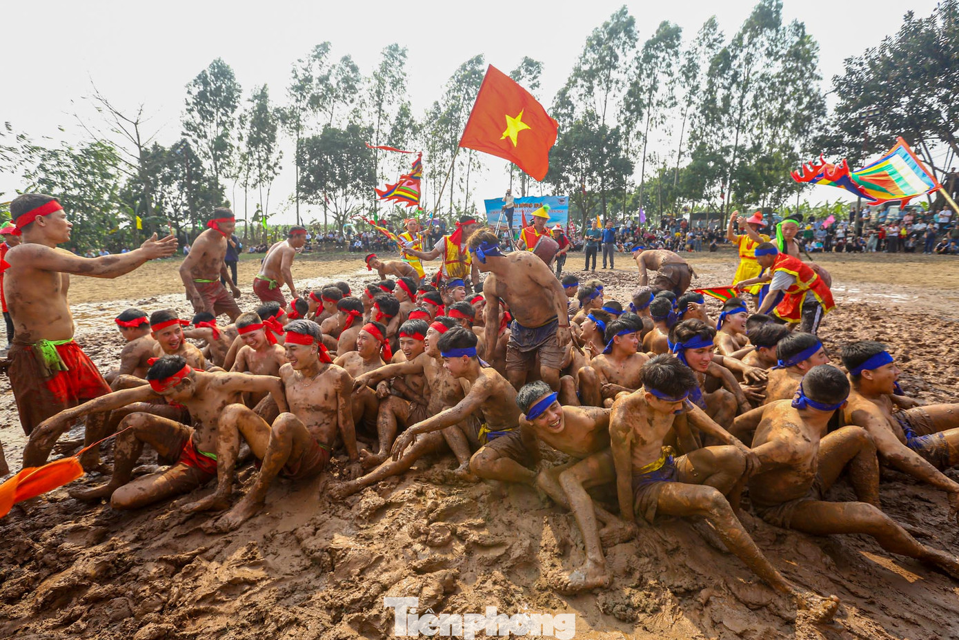 Đội bên kia cũng dùng lưng cố gắng ngăn lại .